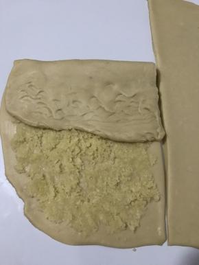 从左侧1/3处向另一侧折叠起来