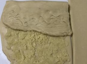 从左侧1/3处向另一侧折叠起来