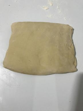 再次折叠好，将面团两端压一下，以免漏馅，然后放入冰箱冷藏半小时