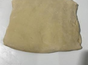 再次折叠好，将面团两端压一下，以免漏馅，然后放入冰箱冷藏半小时