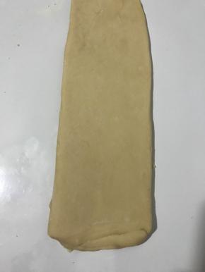 取出将面团擀开