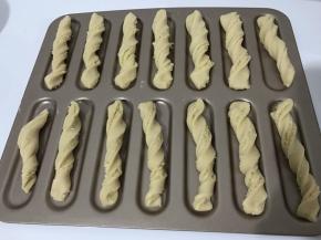 扭麻花一样将每一条面条扭成麻花状，放进烤盘里