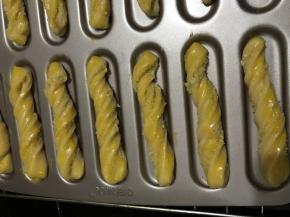 进行最后发酵，好了后涂上蛋黄液