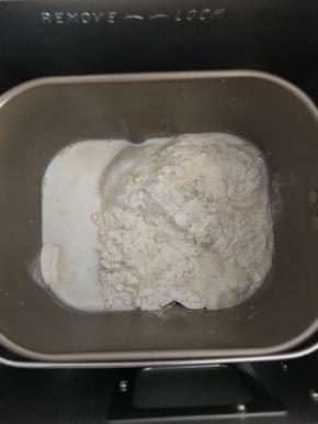 将主料里除了黄油外的所有材料投进面包机里
