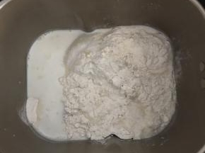 将主料里除了黄油外的所有材料投进面包机里