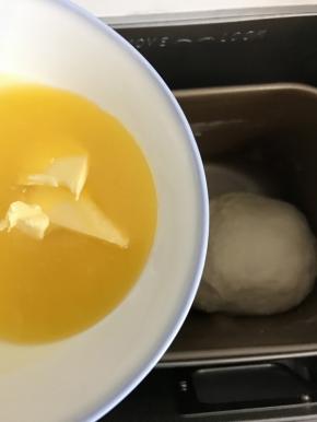 启动面包机一个程度后加入软化的黄油