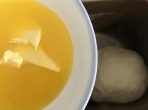 启动面包机一个程度后加入软化的黄油