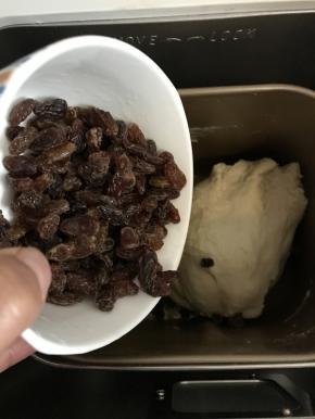 再加入浸泡后的葡萄干
