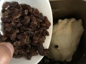 再加入浸泡后的葡萄干