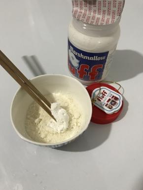 将椰蓉和棉花糖酱、黄油拌在一起待用