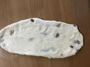 将醒好的面团排成长条