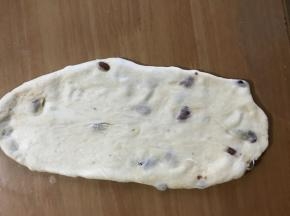 将醒好的面团排成长条