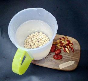 洗净，红枣去核，切小丁。