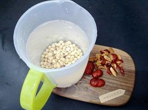 洗净，红枣去核，切小丁。