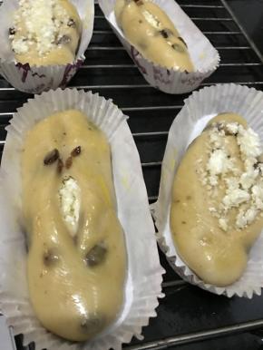 放进烤箱，利用发酵功能，发至二倍大，然后涂上鸡蛋液 烤箱预热至170度，烤15-20分钟左右