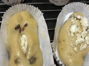 放进烤箱，利用发酵功能，发至二倍大，然后涂上鸡蛋液 烤箱预热至170度，烤15-20分钟左右