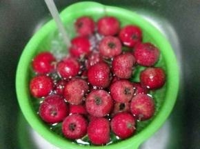 首先将山楂洗干净，捞出淋干水份。