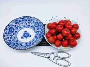 准备一个大口器具，和一把食品剪刀。