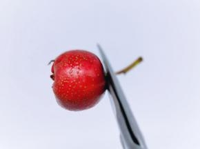 将山楂蒂剪掉。