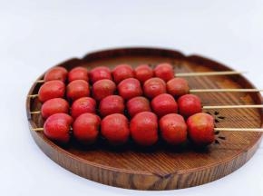 糖葫芦，用竹签串。