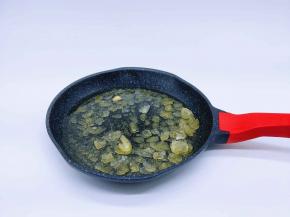 将开水和冰糖倒入不粘锅中。（一定要开水溶解冰糖，糖和水的比例:1:1）