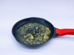 将开水和冰糖倒入不粘锅中。（一定要开水溶解冰糖，糖和水的比例:1:1）