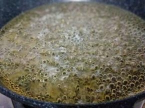 中火烧开，使冰糖融化，转小火慢熬。切记:不要用铲子搅拌！