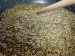 熬冰糖的时间大约6-8分钟，一定要有耐心，不能着急，这一步骤是关键，用小火慢熬。
一定不要用铲子搅拌，但是可以时不时的晃动一下锅。
可以用一根筷子来测试糖是否熬到位，把筷子蘸上糖，立即放入冷水中，冰糖迅速结块，有硬度了，就是可以了。
