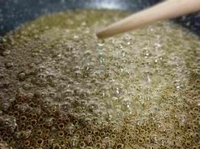 熬冰糖的时间大约6-8分钟，一定要有耐心，不能着急，这一步骤是关键，用小火慢熬。
一定不要用铲子搅拌，但是可以时不时的晃动一下锅。
可以用一根筷子来测试糖是否熬到位，把筷子蘸上糖，立即放入冷水中，冰糖迅速结块，有硬度了，就是可以了。