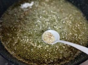 撒入锅中少许熟白芝麻。（不喜欢的可以不放。）