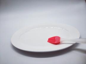 将放冰糖葫芦的盘子刷上少许玉米油。（避免糖粘再盘子上，不容易取下来）