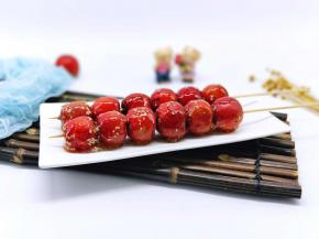 做好的糖葫芦放凉，约10分钟的样子就可以了。
