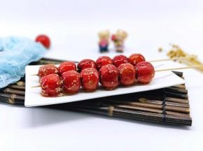 做好的糖葫芦放凉，约10分钟的样子就可以了。