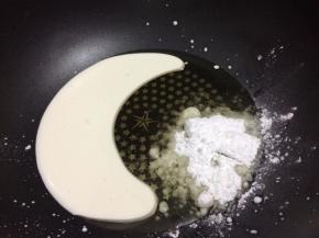 将牛奶、玉米油、20克糖一起入锅