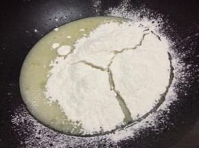 端起锅，摇晃锅里的液体，大概晃三分钟左右，感觉不到烫。 将低粉过筛后加入烫好的液体内