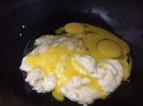 用刮刀拌均匀，要到无分离的状态 分离蛋清和蛋黄，将蛋黄加入到上面的面液中