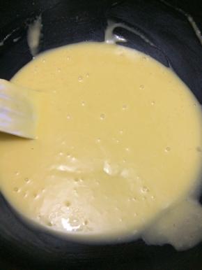 再次拌好成蛋黄糊，进冰箱冷藏