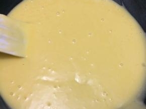 再次拌好成蛋黄糊，进冰箱冷藏
