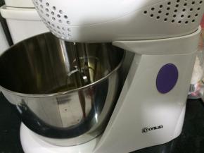 蛋清分三次加入细砂糖，并预热烤箱至160度