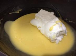 取三分之一蛋清加入锅里拌好