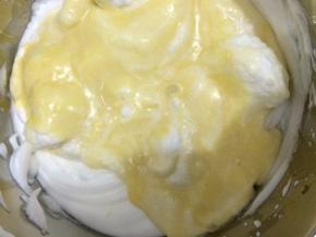 再倒回余下的蛋清中