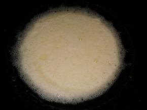 点火加热锅里的材料，并不断搅拌，直到锅里的液体沸腾，关火