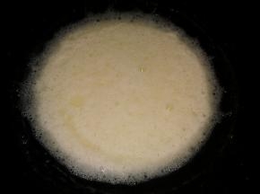 点火加热锅里的材料，并不断搅拌，直到锅里的液体沸腾，关火