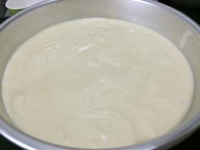 倒入8寸的蛋糕模具中，用烤箱烤50分钟，取出倒扣冷却，第二天早上脱模