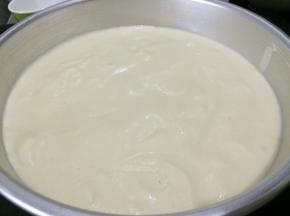 倒入8寸的蛋糕模具中，用烤箱烤50分钟，取出倒扣冷却，第二天早上脱模