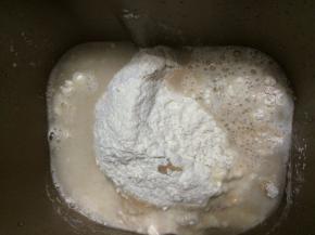 将除黄油和蔓越莓干、核桃、桂圆肉以外的原料放在一起，放入面包机中，启动和面程序走一个程序。