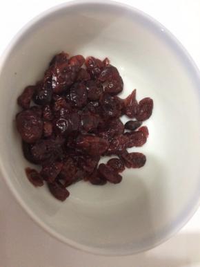 蔓越莓干在冷水中浸泡30分钟，用厨房纸擦干