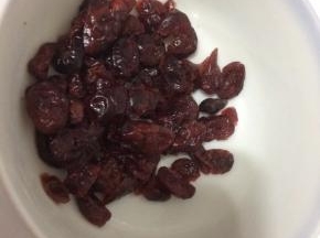 蔓越莓干在冷水中浸泡30分钟，用厨房纸擦干