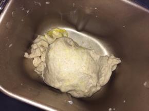 加入软化的黄油再启动面包机10分钟