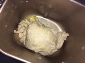 加入软化的黄油再启动面包机10分钟